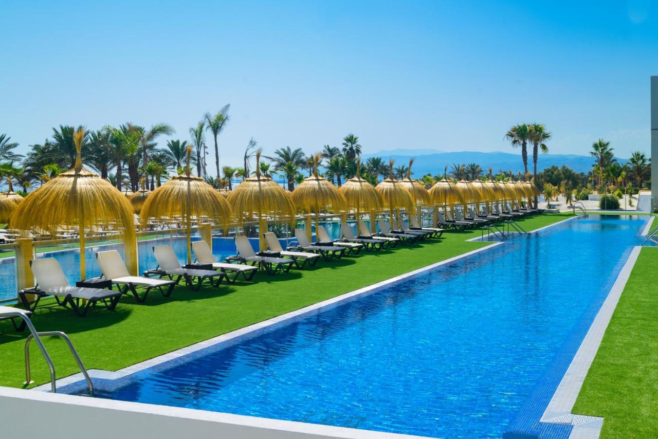 Cabogata Beach Hotel Retamar  Dış mekan fotoğraf The swimming pool at the hotel