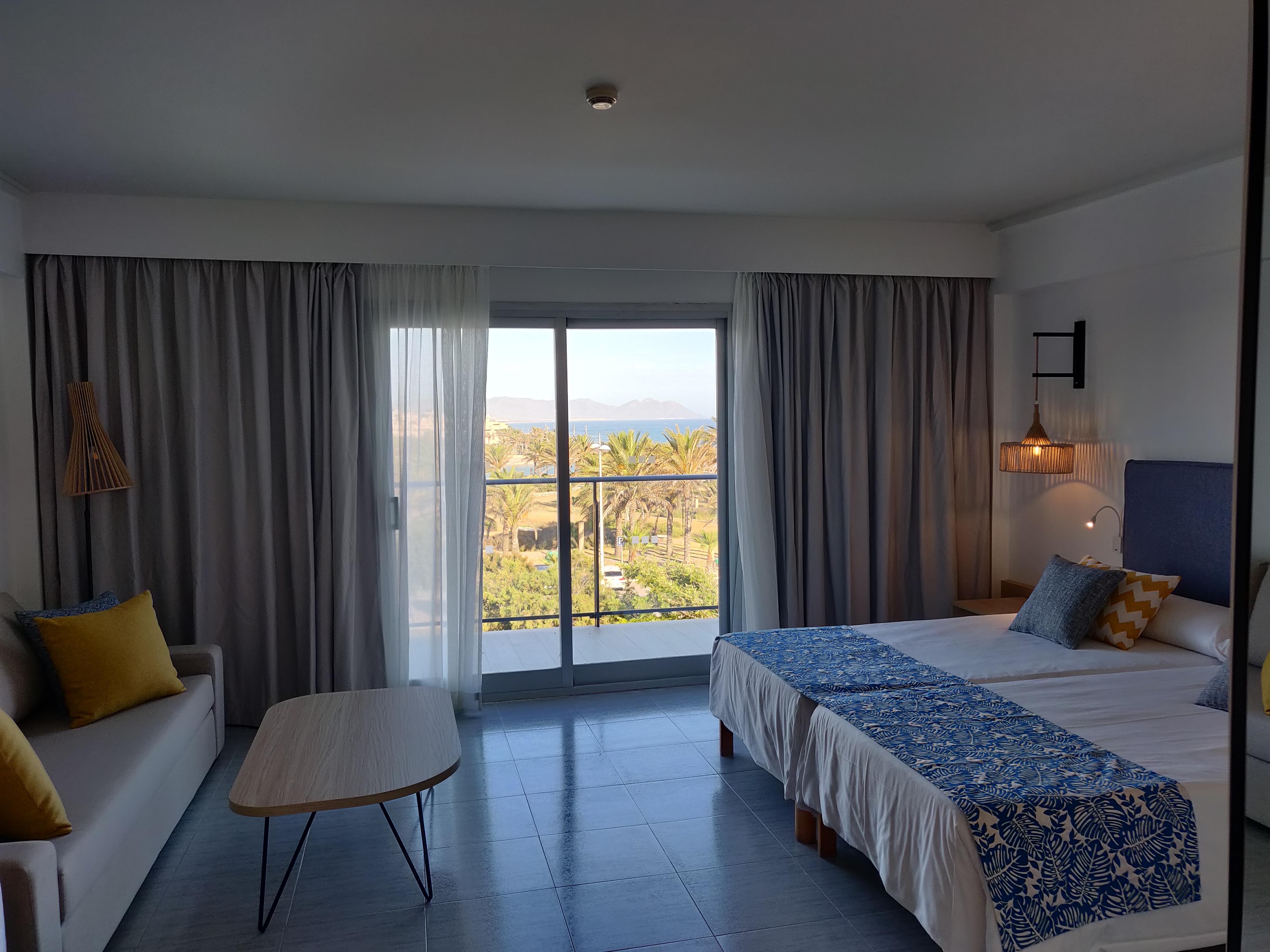 Cabogata Beach Hotel Retamar  Dış mekan fotoğraf A room at the hotel