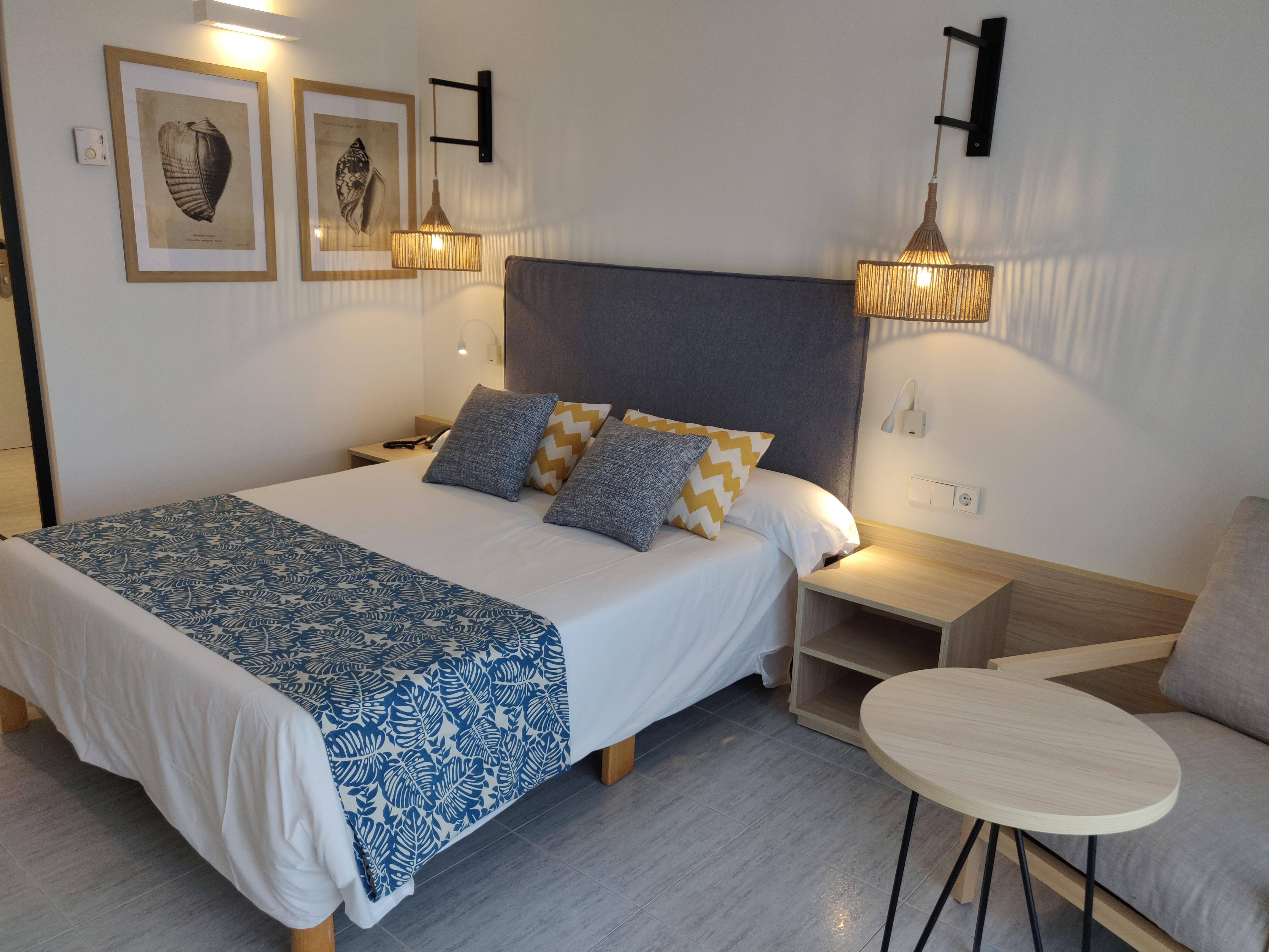 Cabogata Beach Hotel Retamar  Dış mekan fotoğraf A bedroom in a hotel