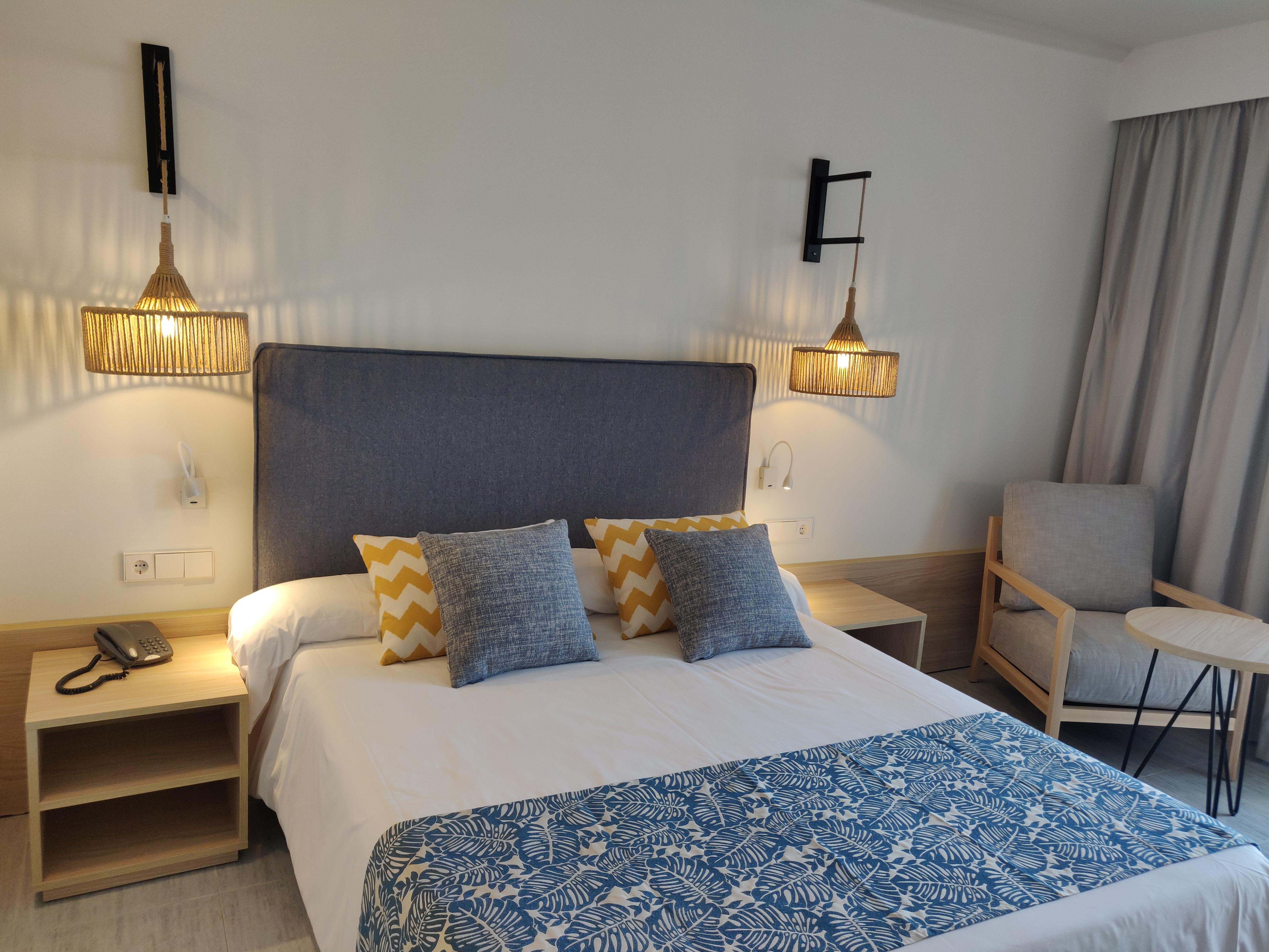 Cabogata Beach Hotel Retamar  Dış mekan fotoğraf A bedroom in a hotel