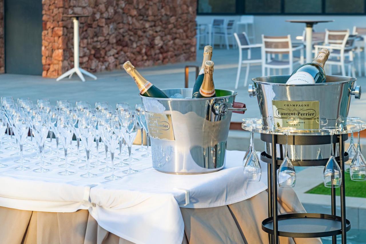 Cabogata Beach Hotel Retamar  Dış mekan fotoğraf Champagne bottles in champagne buckets