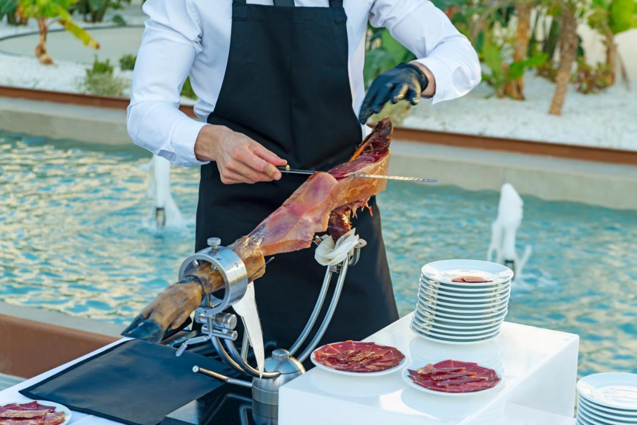 Cabogata Beach Hotel Retamar  Dış mekan fotoğraf Jamón being sliced